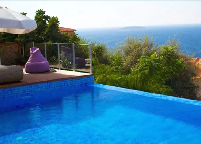 Mekvin Deniz Feneri Lighthouse カシュ